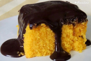 Bolo de cenoura com cobertura de chocolate