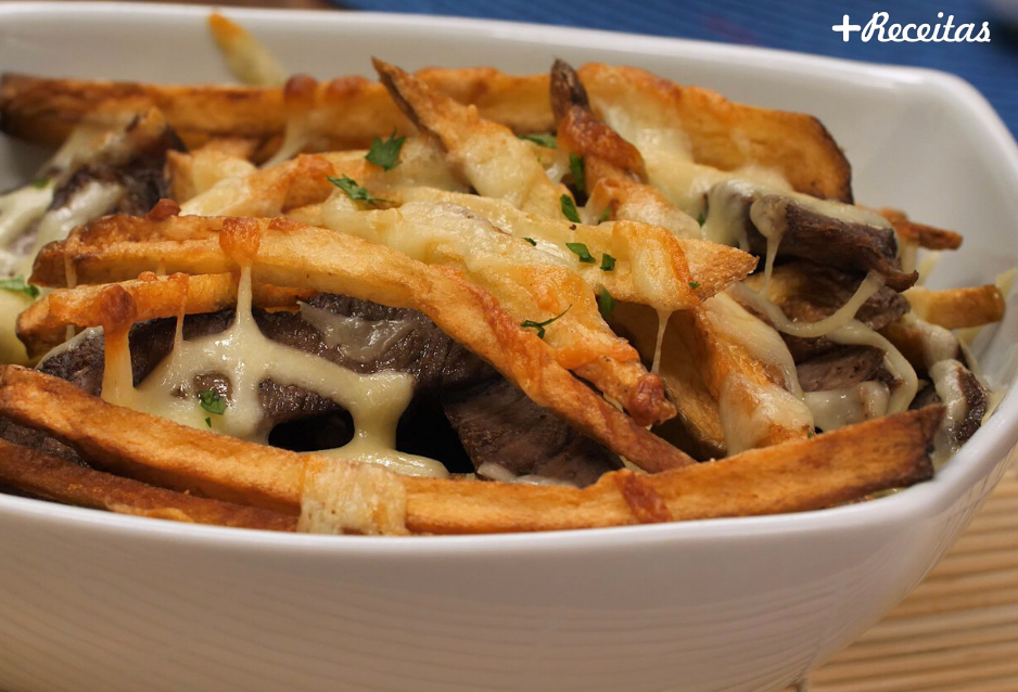 Carne com queijo e batatas
