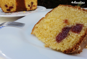 Bolo de fubá com goiabada e queijo